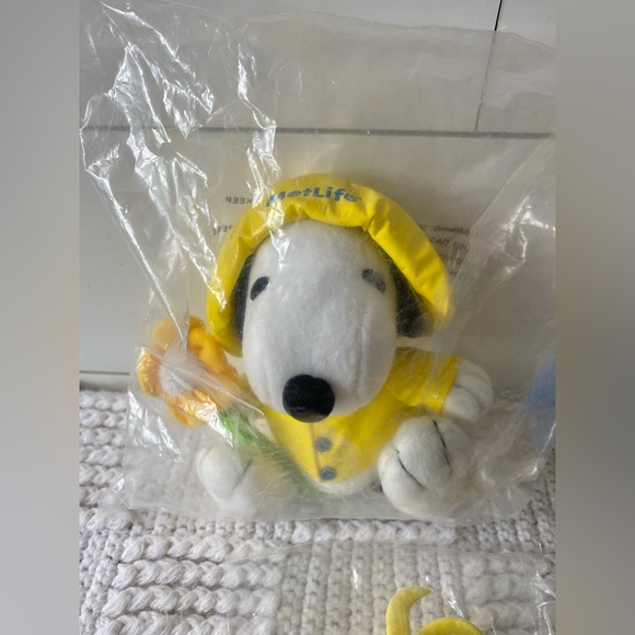 Peanuts Snoopy, Linus, Woodstock MetLife Plush Toys - Picture 2 of 9